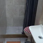Quarto individual pequeno para rapazes