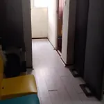 Quarto individual pequeno para rapazes