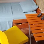 Quarto individual pequeno para rapazes